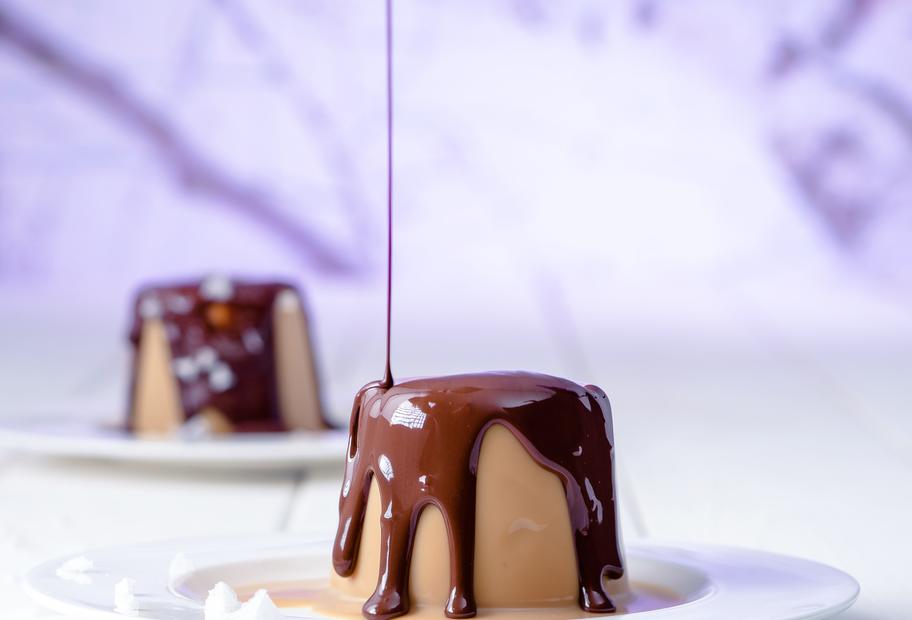 Karamell-Pannacotta mit salziger Schokoladensoße