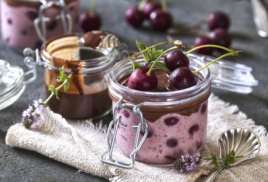 Kirschcreme mit Minz-Schokosoße
