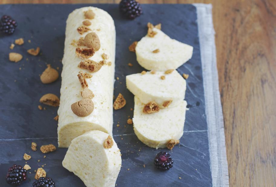 Mandelparfait mit Brombeeren und Amarettini