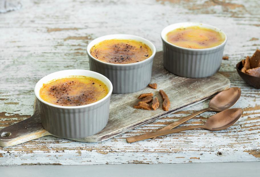 Orangen-Crème-brûlée mit Mandelkrokant
