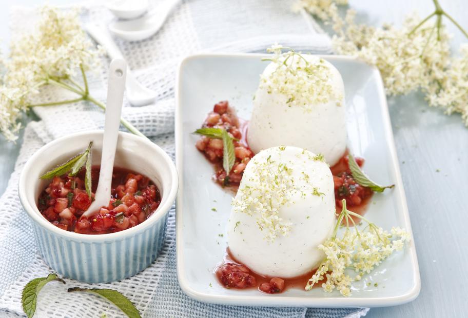Quarkmousse mit Erdbeer-Minzsalsa