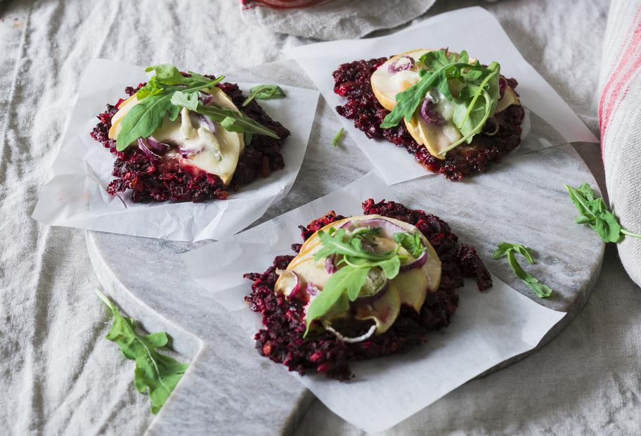 Rote-Bete-Puffer mit Birne und Gorgonzola