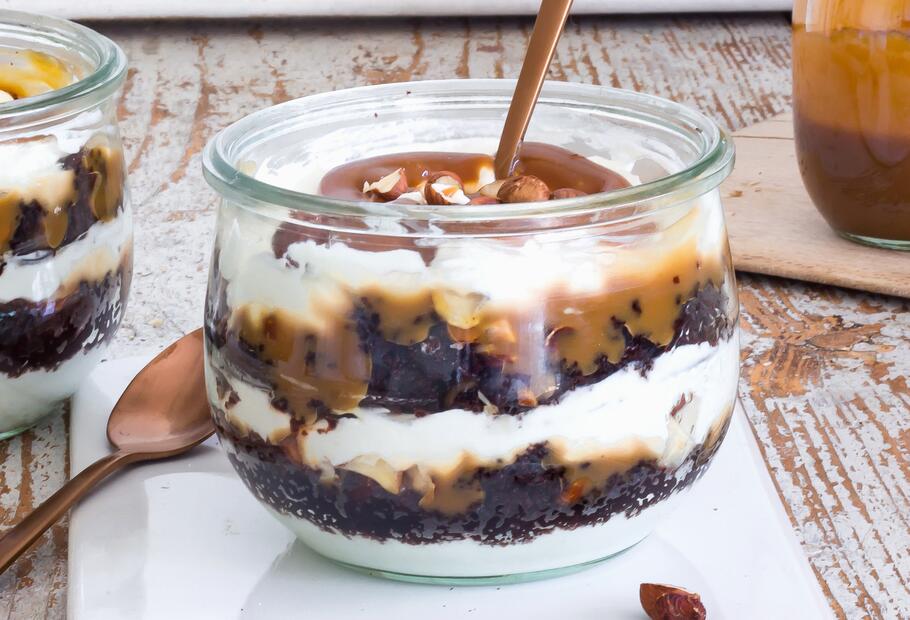 Schichtdessert mit Karamellsoße