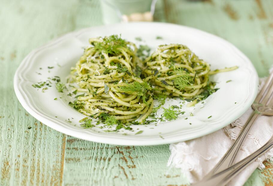 Spaghetti mit veganem Kräuterpesto aus dem Thermomix® | ZAUBERTOPF