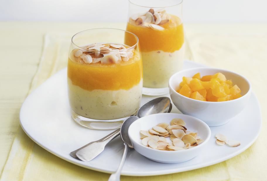 Vanillepudding mit Aprikosensoße