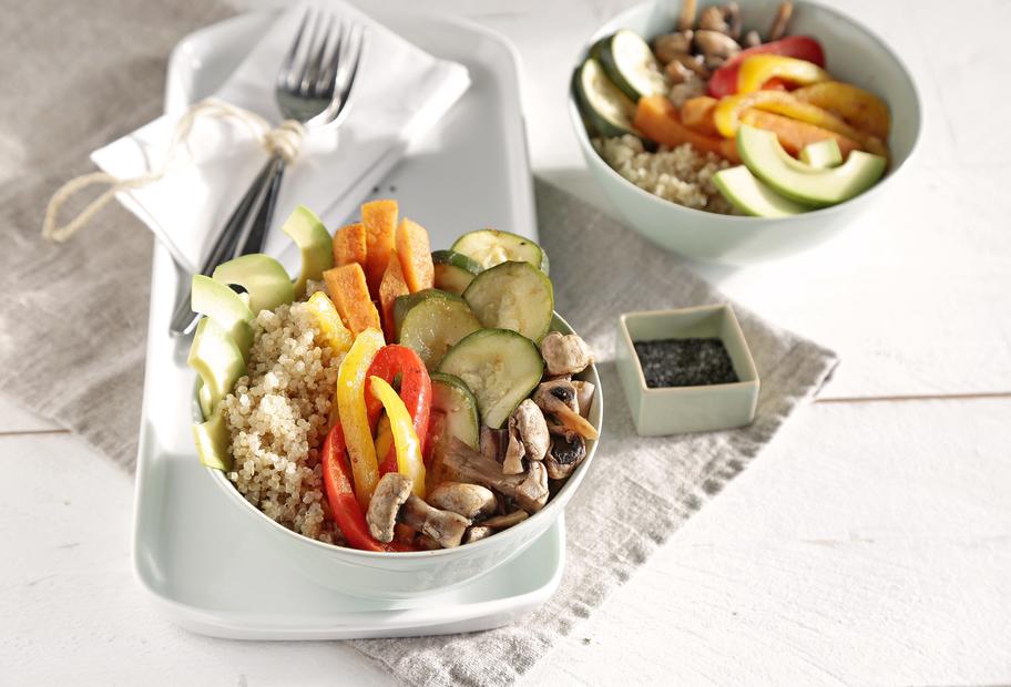 Veggie-Bowl mit schwarzer Sesamsoße