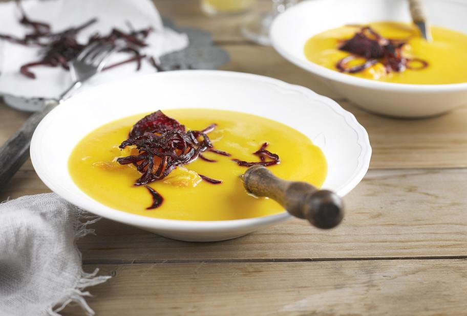 Kürbissuppe mit frittierter Roter Bete
