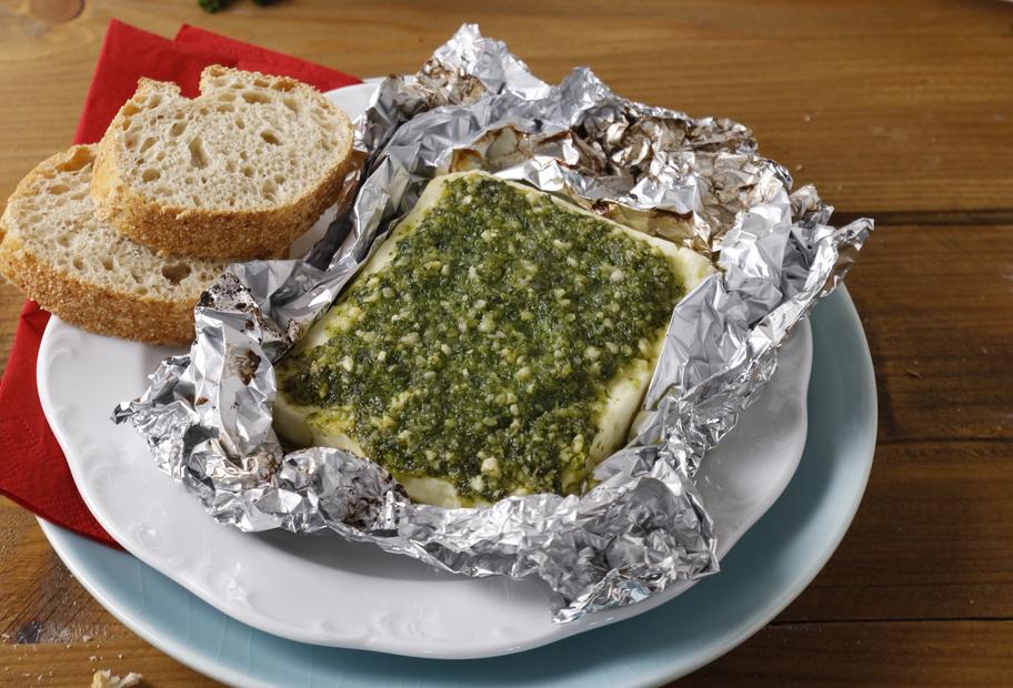 Heißer Feta mit Petersilienpesto