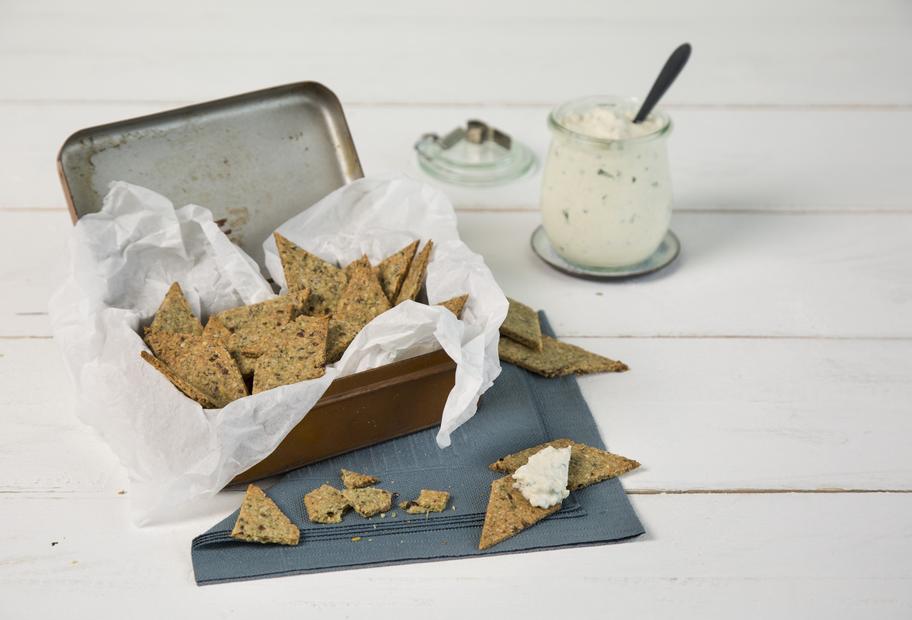 Kernige Cracker mit Käsedip mit dem Thermomix® Kernige Cracker mit Käsedip mit dem Thermomix®