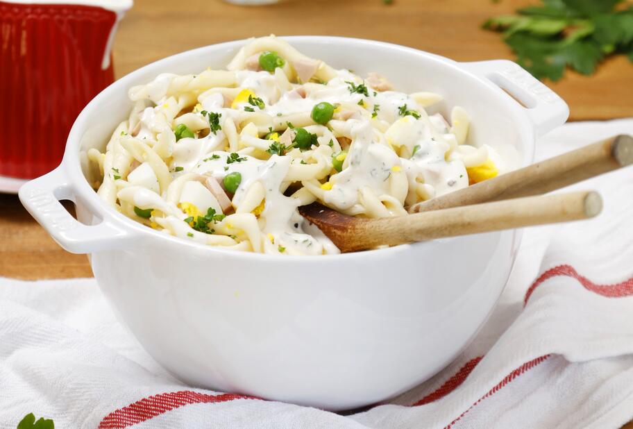 Klassischer Nudelsalat mit Mayonnaise