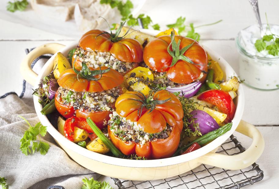 Gefüllte Tomaten mit buntem Ofengemüse