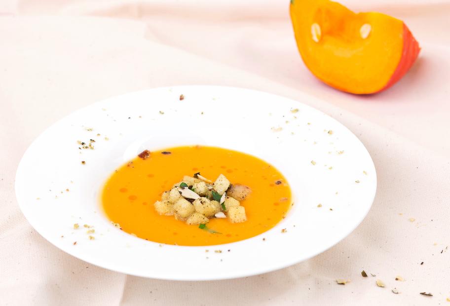Kürbiscremesuppe mit Knoblauch-Kürbiskern-Croûtons