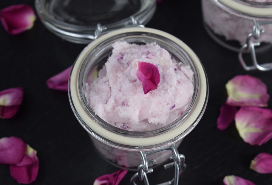 Pflegendes Rosenblütenpeeling