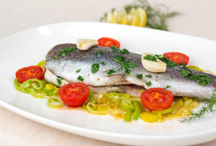 Gedämpfte Kräuterforellen auf Lauchgemüse