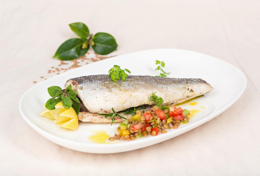 Wolfsbarsch mit Gemüse-Linsen-Salat