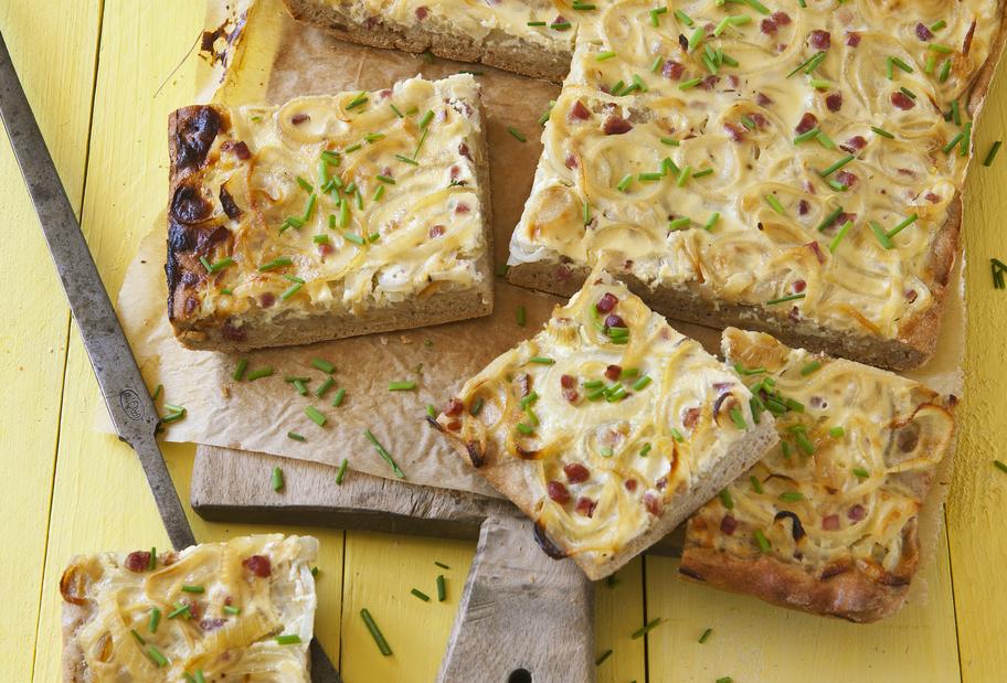 Einfacher Zwiebelkuchen mit Speck