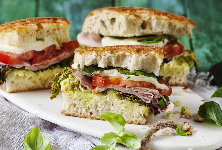 Panini mit Tomate, Mozzarella, Schinken und Avocadocreme