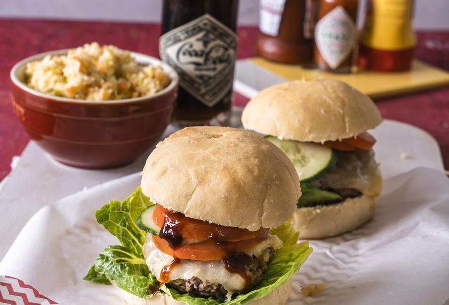 Cheeseburger mit Coleslaw