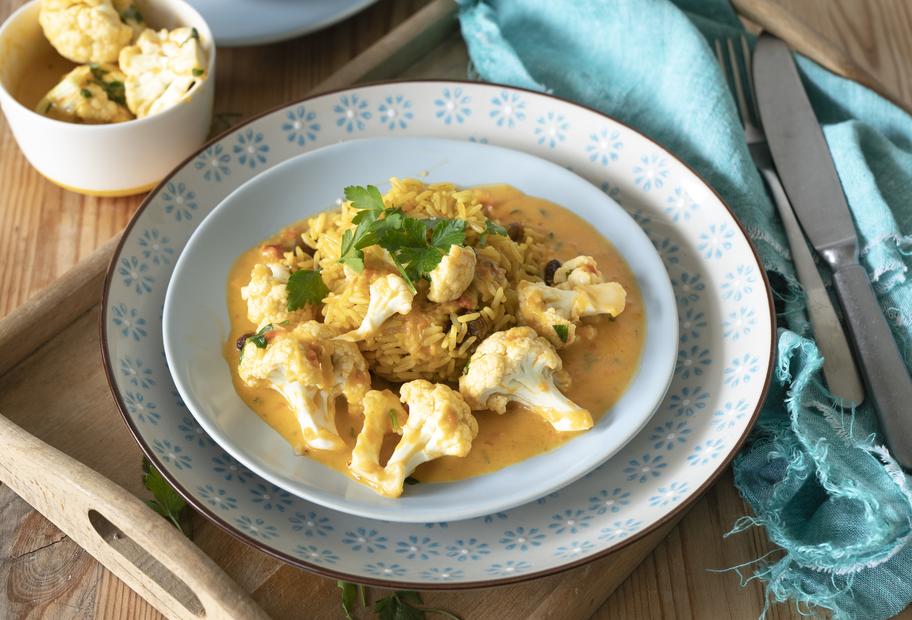 Gelber Curryreis mit Gemüserahmroße