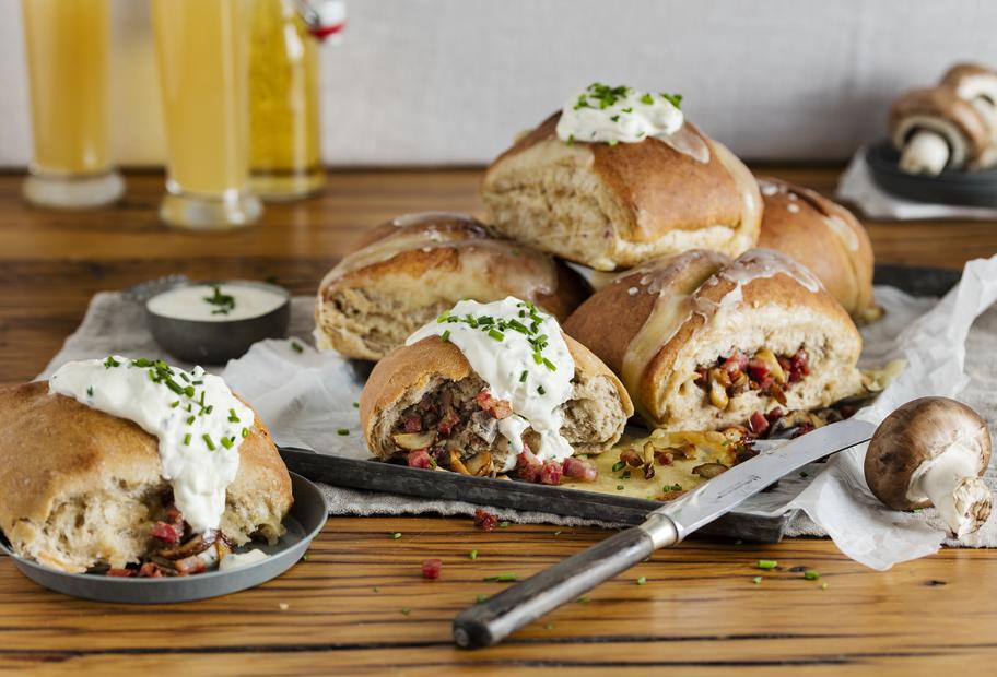Handbrot mit Schinken und Champignons