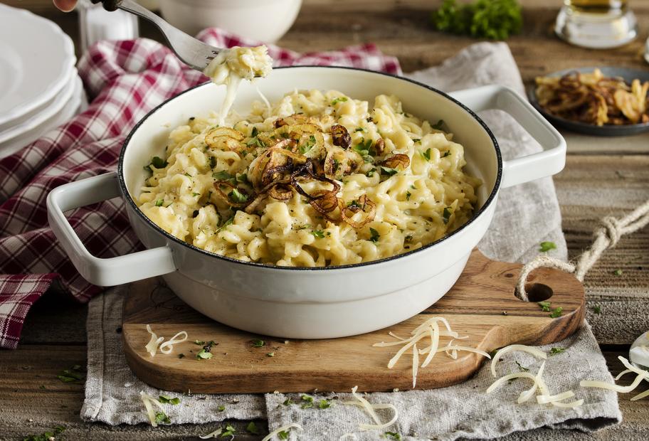 Klassische Käsespätzle mit Zwiebeln