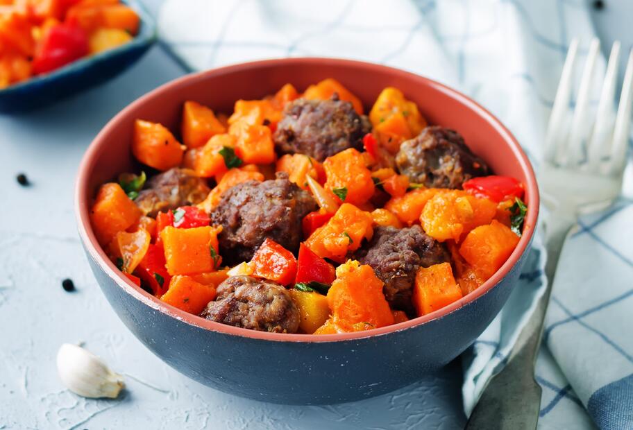 Kürbis-Süßkartoffel-Eintopf mit Frikadellen