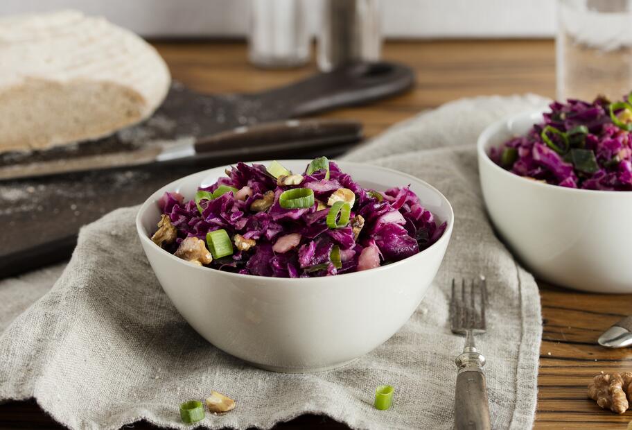 Rotkohlsalat mit Apfel und Walnüssen im Thermomix®| ZAUBERTOPF