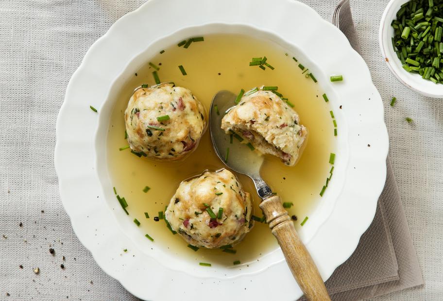 Speckknödel in Brühe