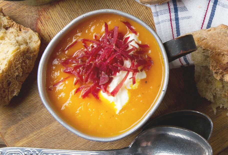 Wärmende Süßkartoffel-Kürbissuppe mit Karotten