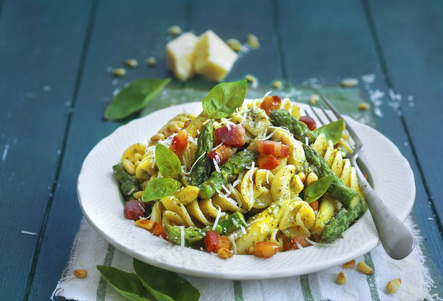 Fusilloni mit Spargel und Zitronen-Pesto