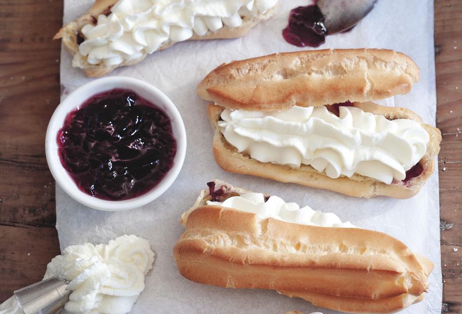 Eclairs mit Konfitüre und Schlagsahne