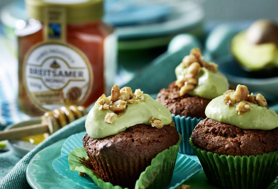 Erdnuss-Honigkuchen-Muffins mit Avocado-Frosting