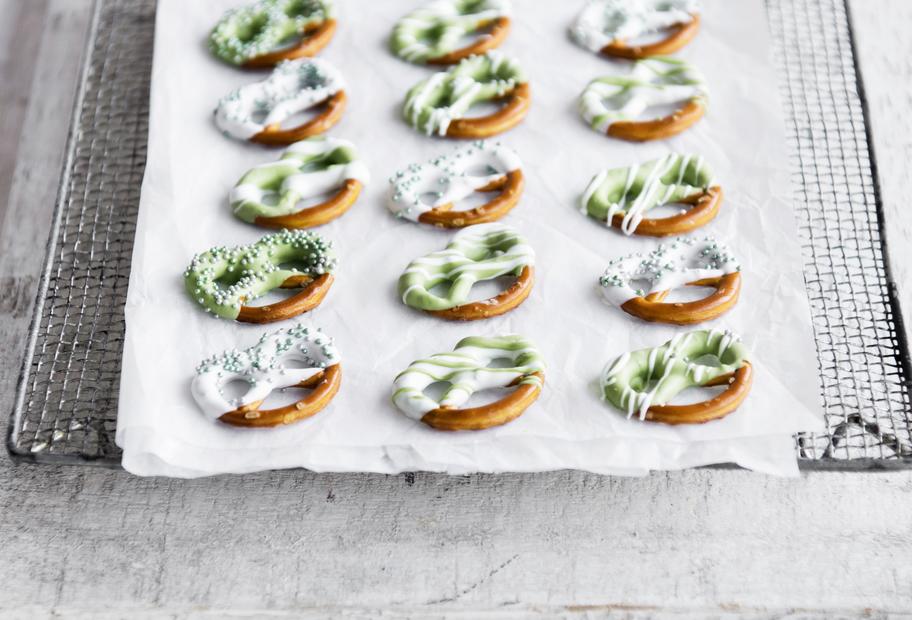 Grün-weiße Salzbrezeln