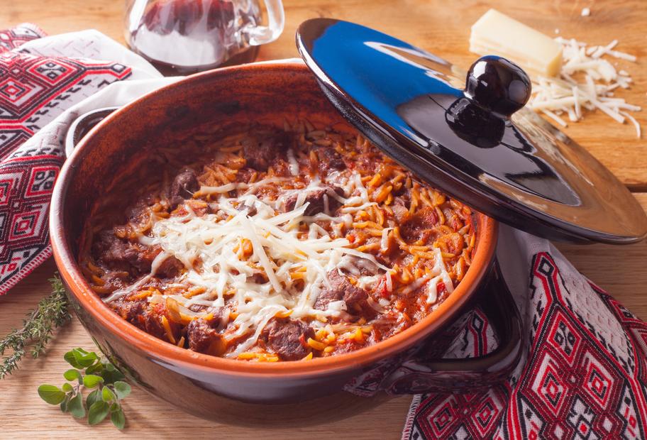 Kritharakitopf mit Gyros und Tomate