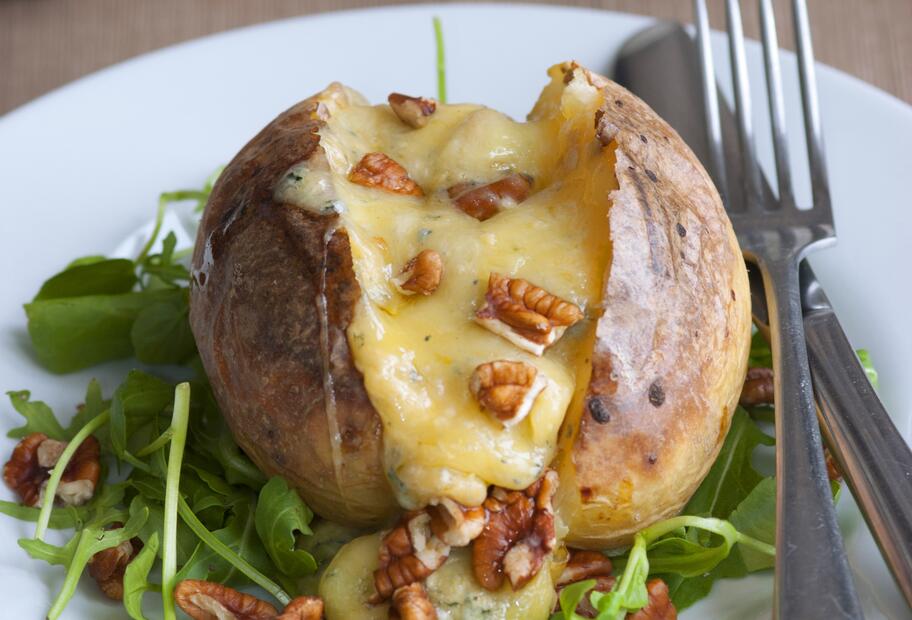 Ofenkartoffel mit Käse, Salat und Walnüssen