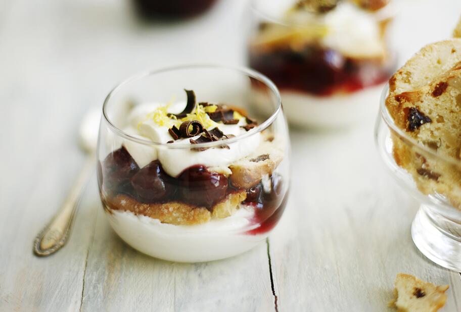 Panettone-Kirschdessert im Glas
