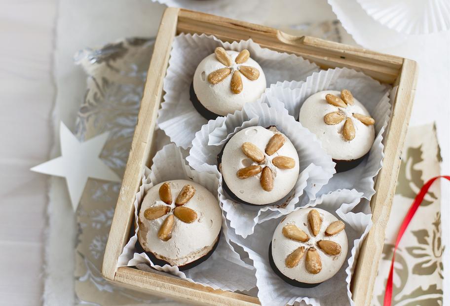 Pinienkernmakronen mit Schokofüßchen