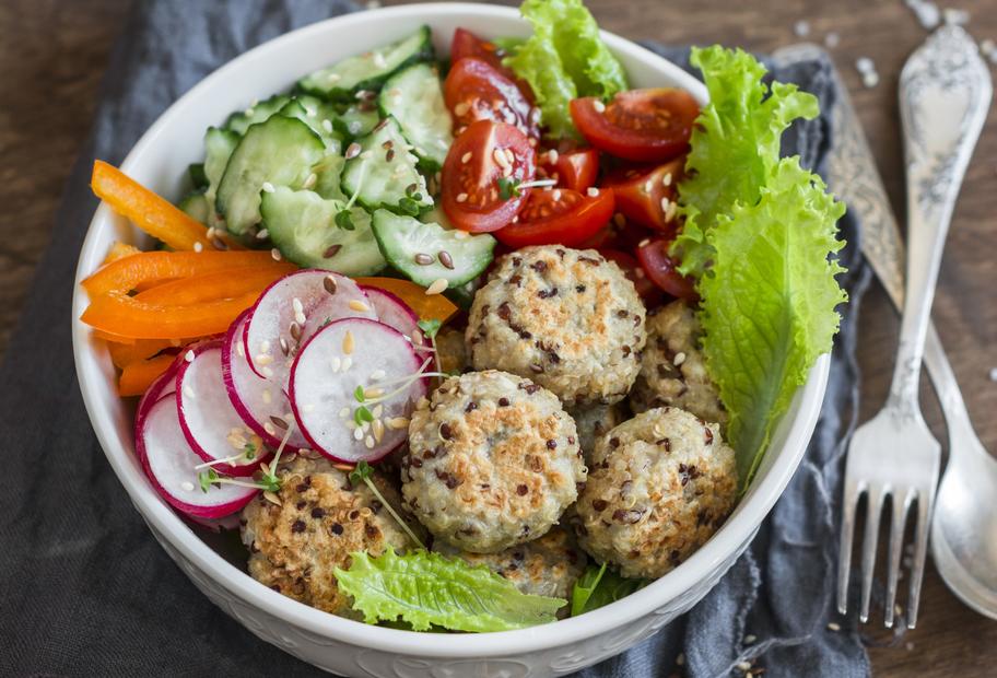 Kernige Quinoa-Hackbällchen mit Salat