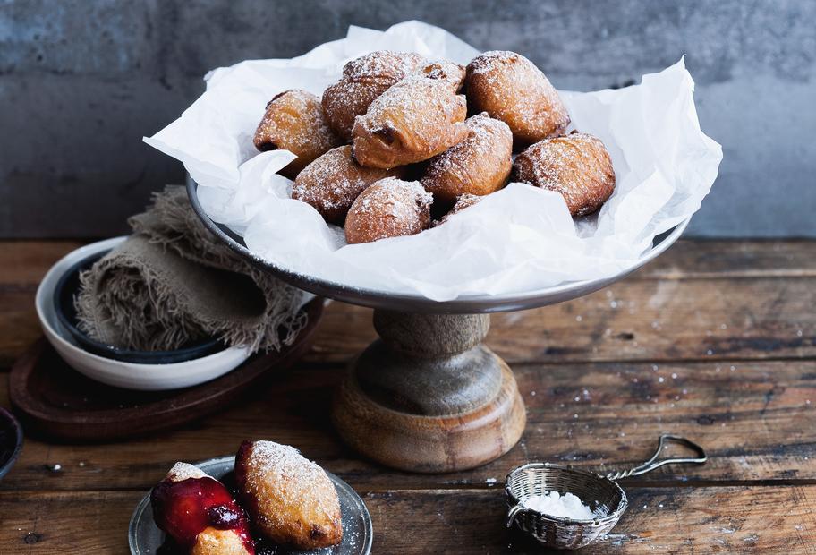 Süße Rosinen-Mäuse mit frischer Hefe