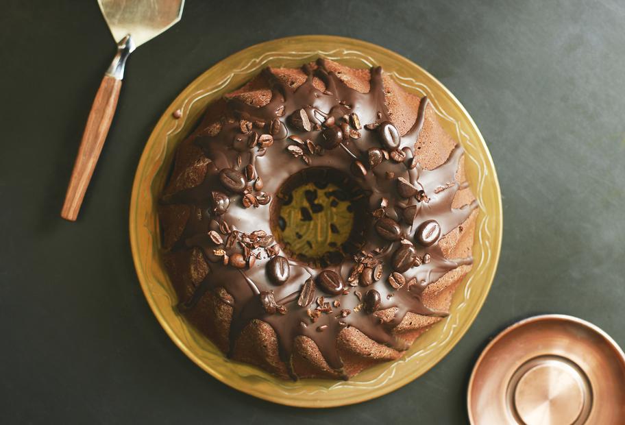 Saftiger Kaffee-Schokoladen-Gugelhupf mit Haselnüssen
