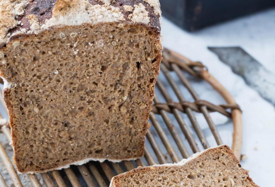 Einfaches Kastenbrot mit Roggenmehl