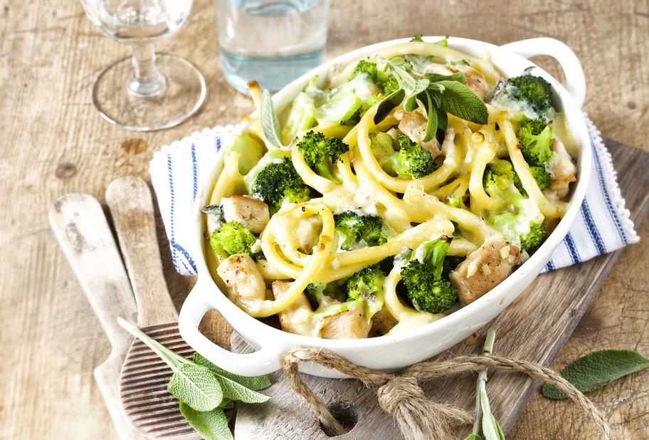 Makkaroni-Auflauf mit Salbei-Hähnchen und Brokkoli