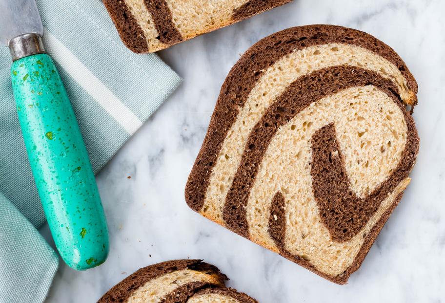 Süßes Marmor-Roggenbrot mit Kakao