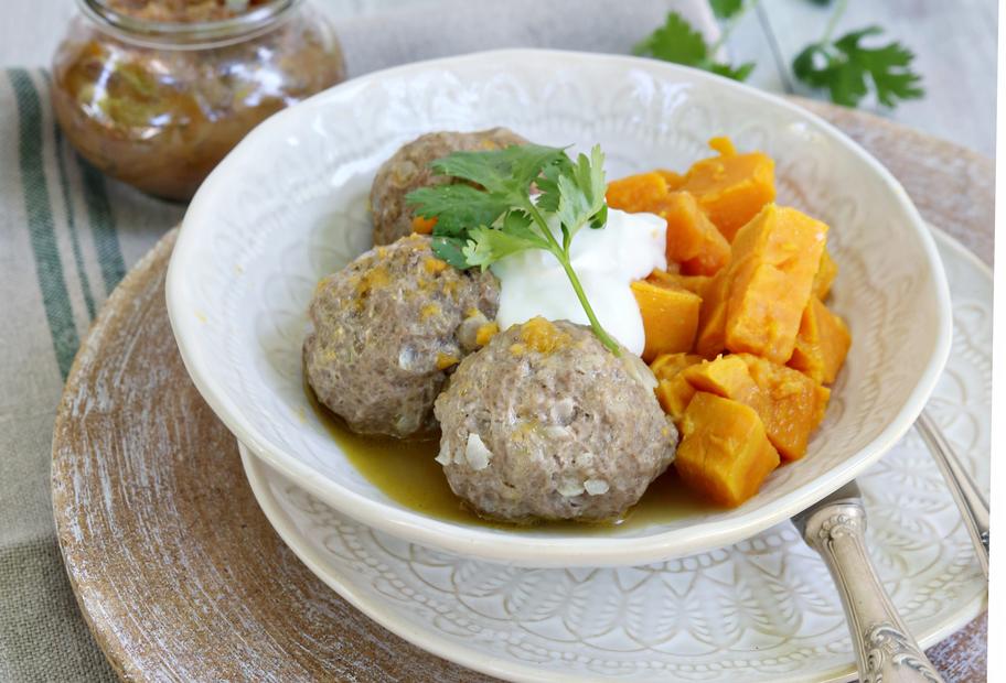 Fleischbällchen mit Koriander-Aprikosen-Chutney und Süßkartoffeln