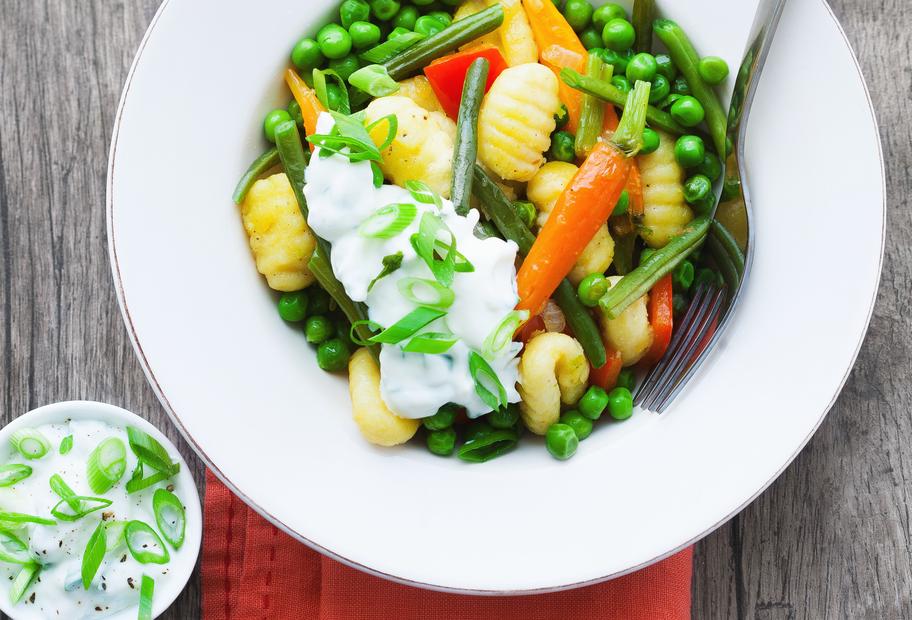Gnocchi-Gemüse-Pfanne mit Joghurt-Dip