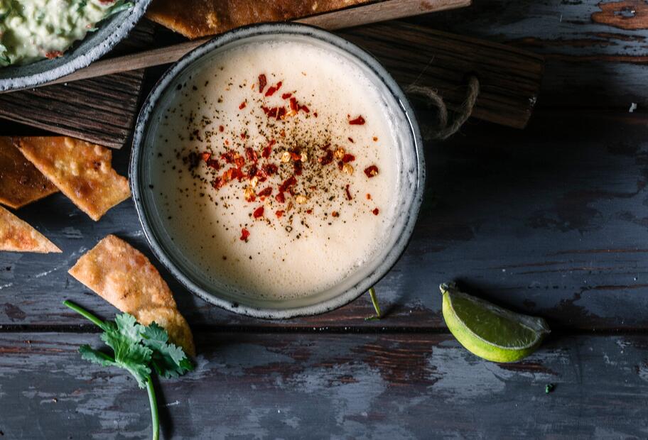 Cremiger Käsedip mit Cheddar