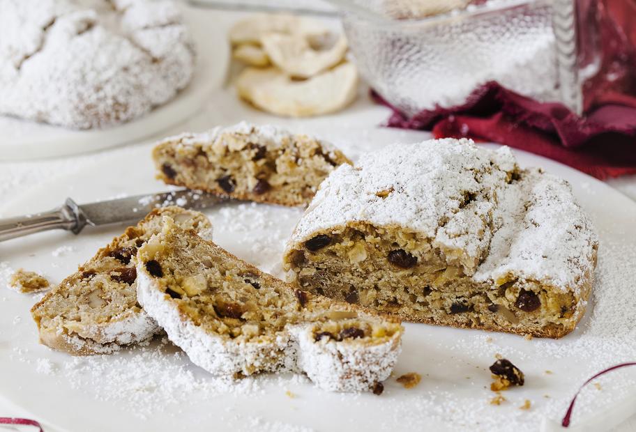 Kleine Quarkstollen mit Äpfeln und Nüssen