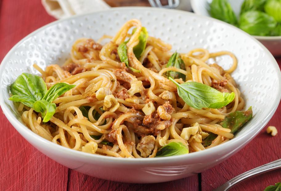 Linguine mit Tomaten-Walnuss-Pesto
