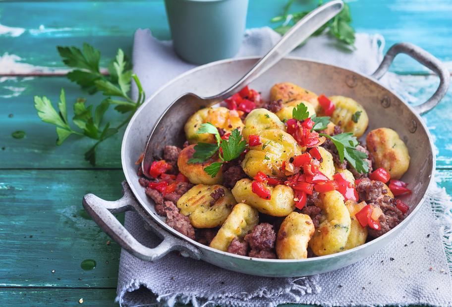 Petersiliengnocchi mit Hack und Paprika