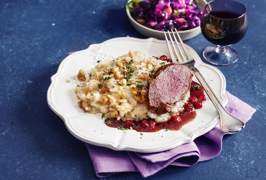Rehrücken mit Granatapfelsoße auf Walnussrisotto